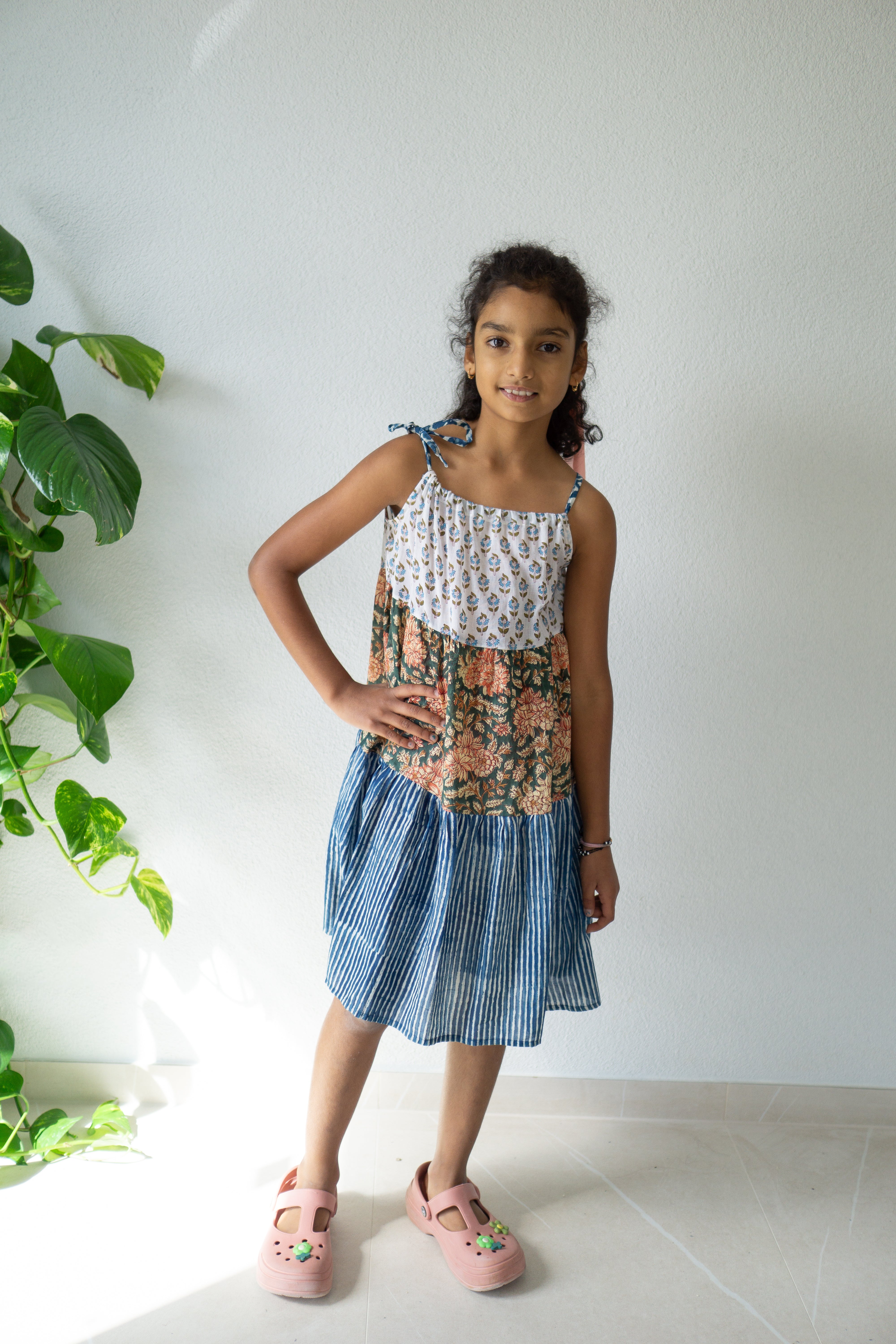 Handgefertigtes Kleid im floralen Patchwork-Design aus 100 % weicher Baumwolle.